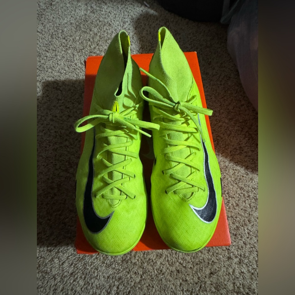 Nike Zoom Superfly 10 Academy IC in Volt and Black